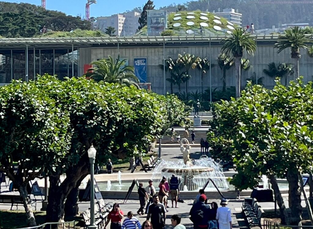 de Young museum facing fountain in Golden Gate Park